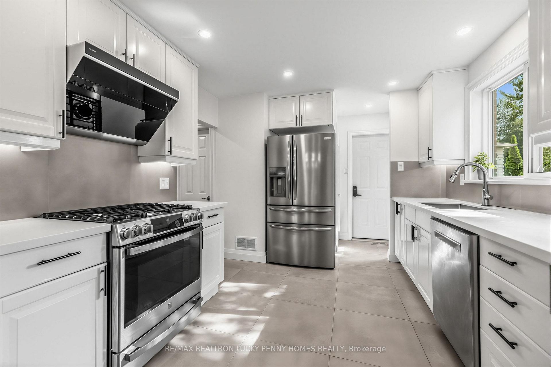 Photo 11 of 38 Walkerton Drive, Markham, Bullock — HOMEH