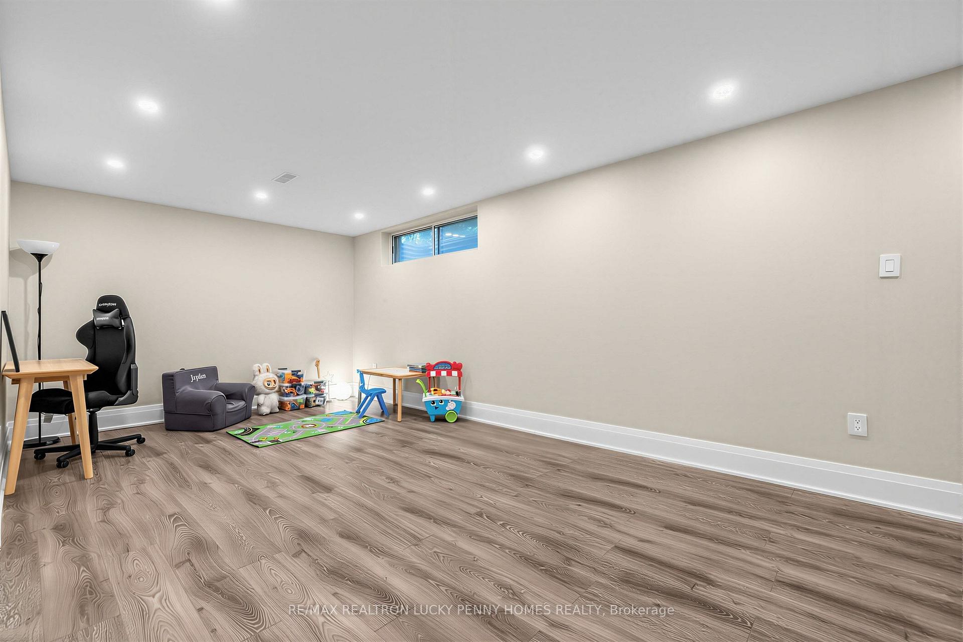 Photo 27 of 38 Walkerton Drive, Markham, Bullock — HOMEH