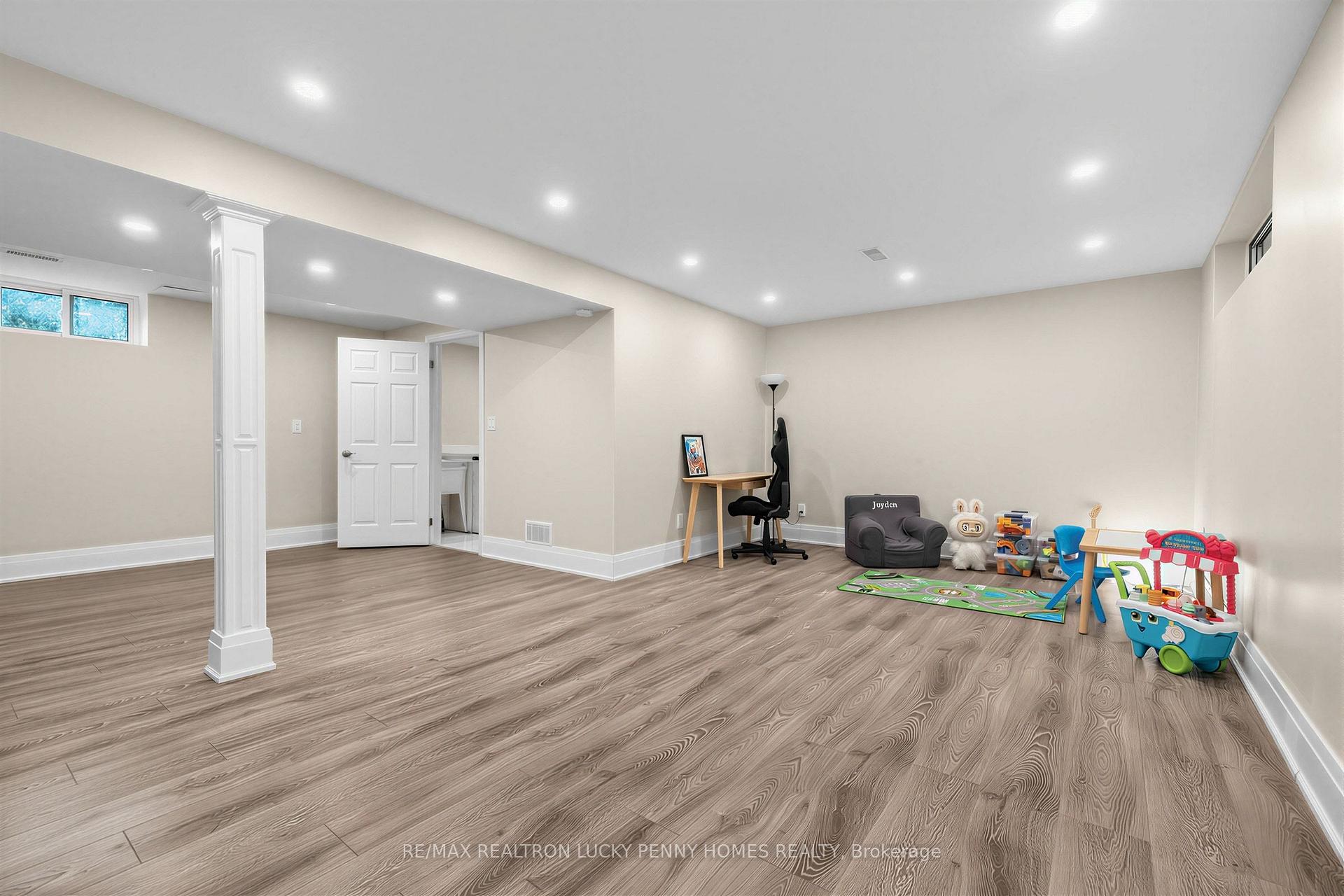 Photo 28 of 38 Walkerton Drive, Markham, Bullock — HOMEH