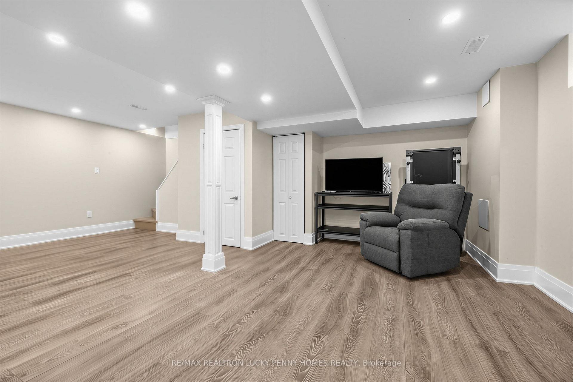 Photo 29 of 38 Walkerton Drive, Markham, Bullock — HOMEH