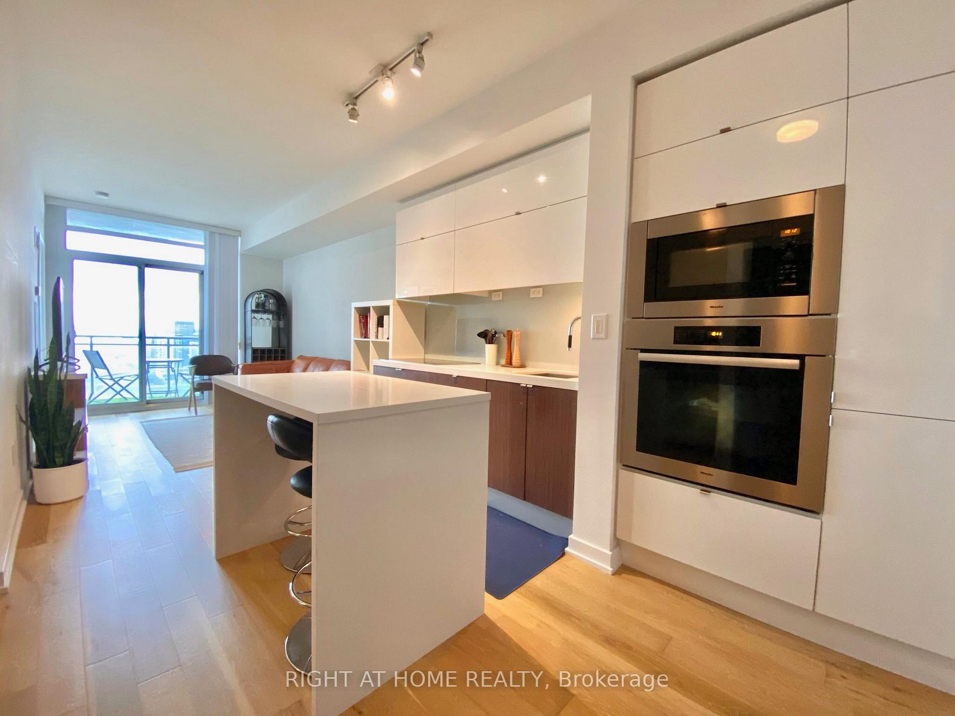 Photo 2 of Unit 4011, 21 Iceboat Terrace, Toronto, Waterfront Communities — HOMEH