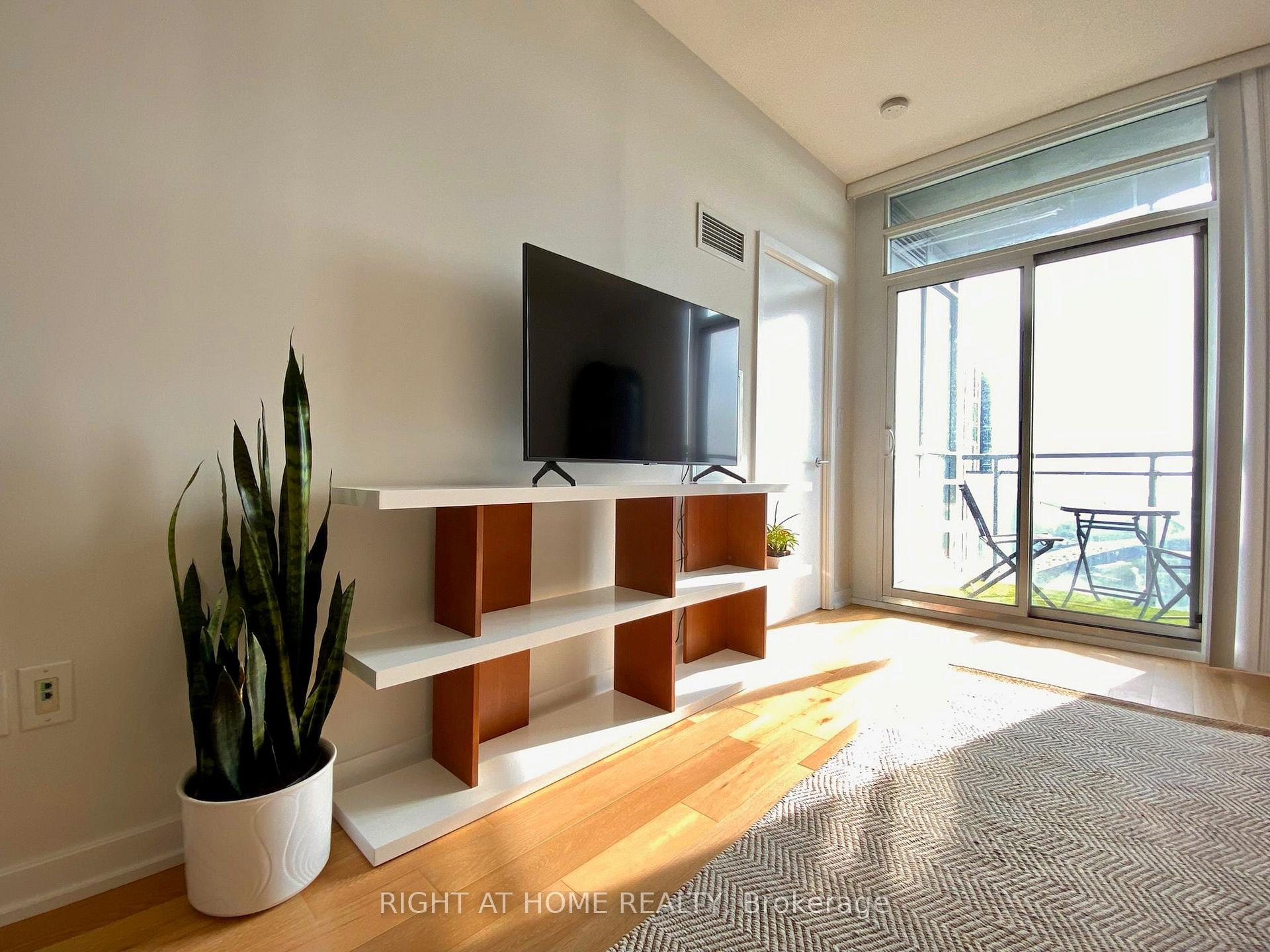 Photo 6 of Unit 4011, 21 Iceboat Terrace, Toronto, Waterfront Communities — HOMEH