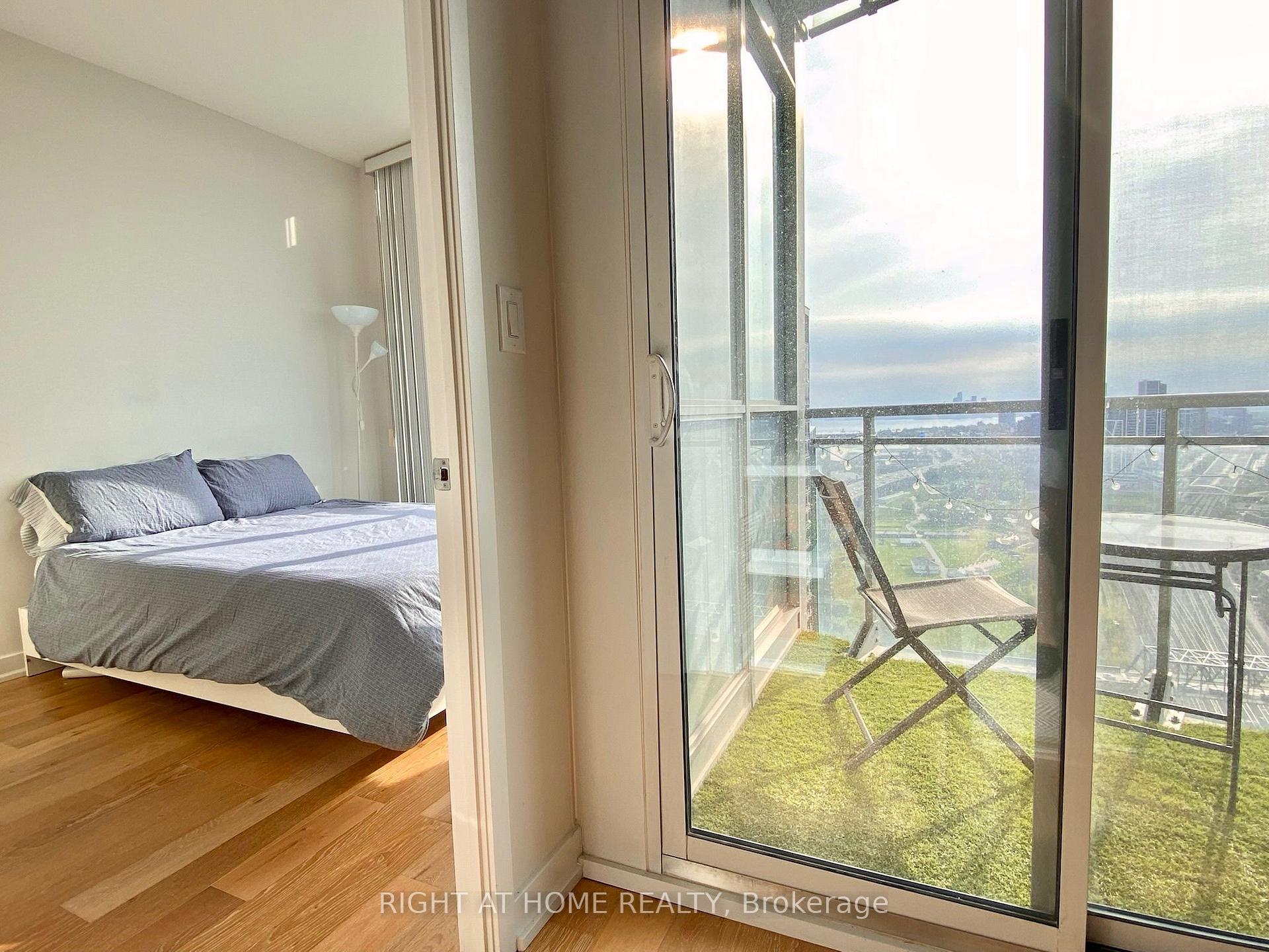 Photo 8 of Unit 4011, 21 Iceboat Terrace, Toronto, Waterfront Communities — HOMEH