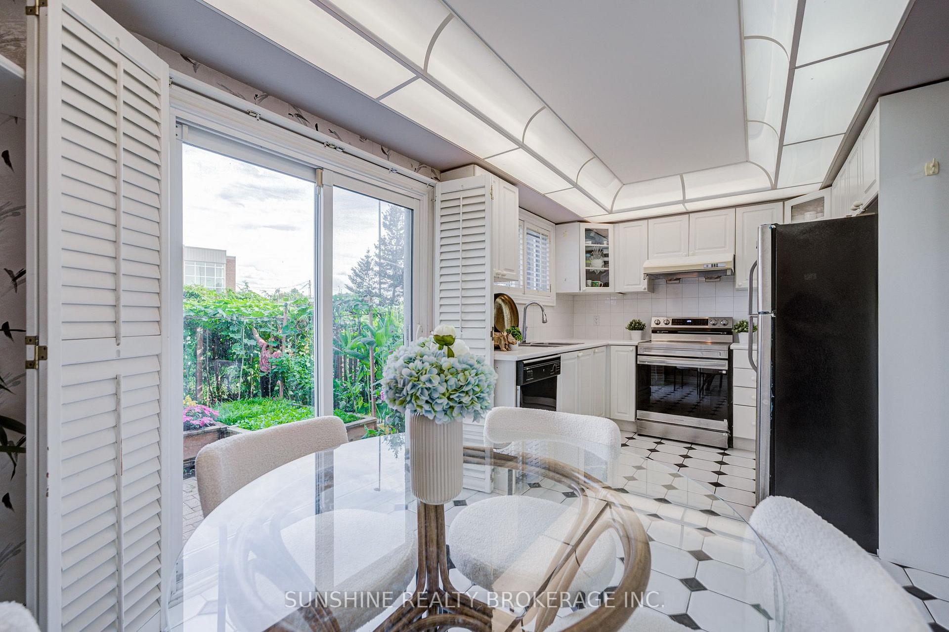 Photo 12 of 25 Rachel Crescent, Markham, Cachet — HOMEH