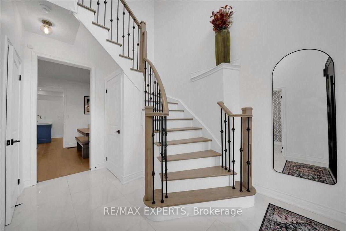 Photo 5 of 320 Barons Street, Vaughan, Kleinburg — HOMEH