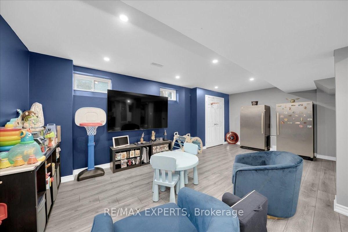 Photo 33 of 320 Barons Street, Vaughan, Kleinburg — HOMEH