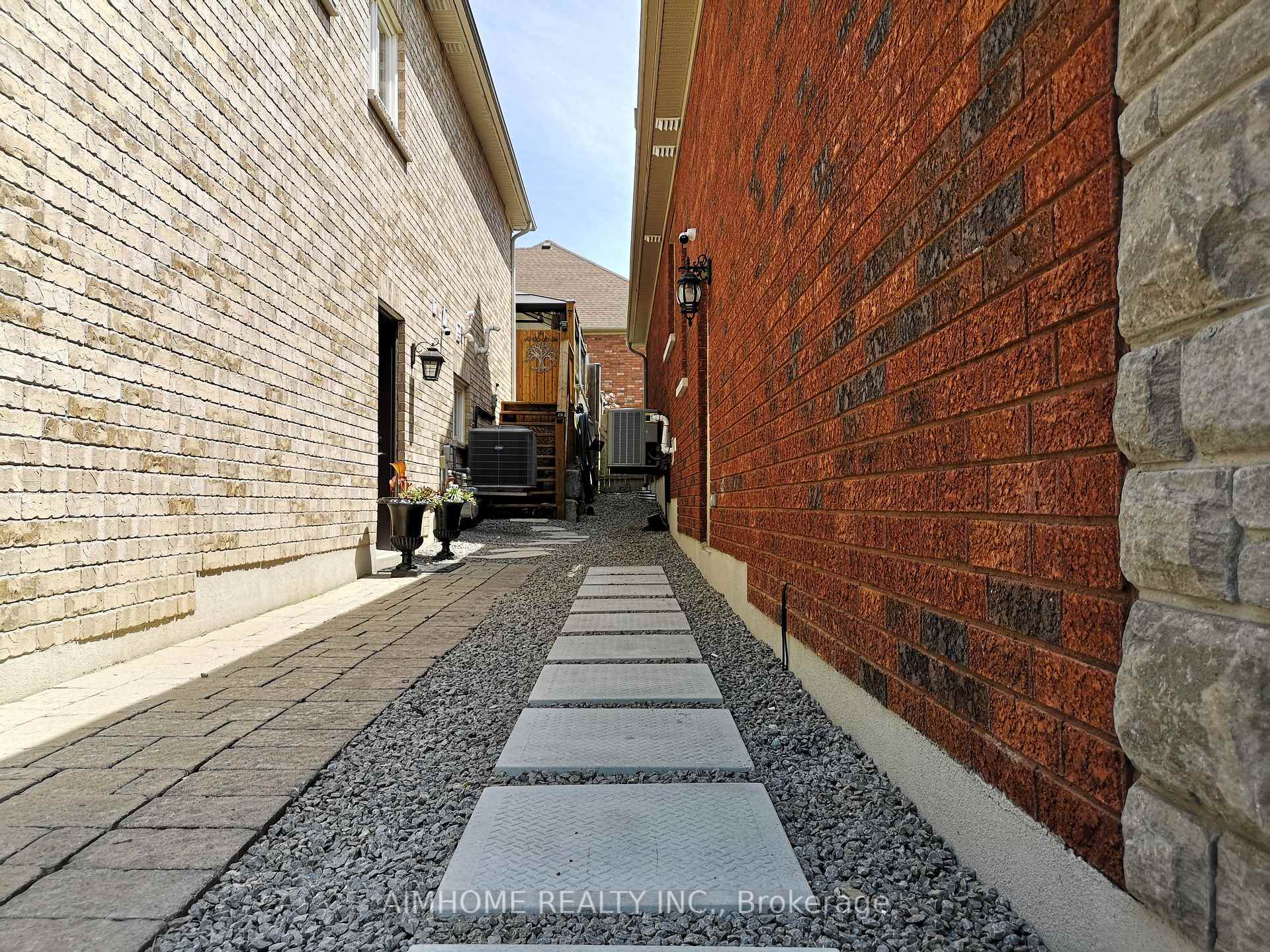 Photo 2 of Unit LegBsmt, 27 Maple Edge Lane, Whitby, Williamsburg — HOMEH