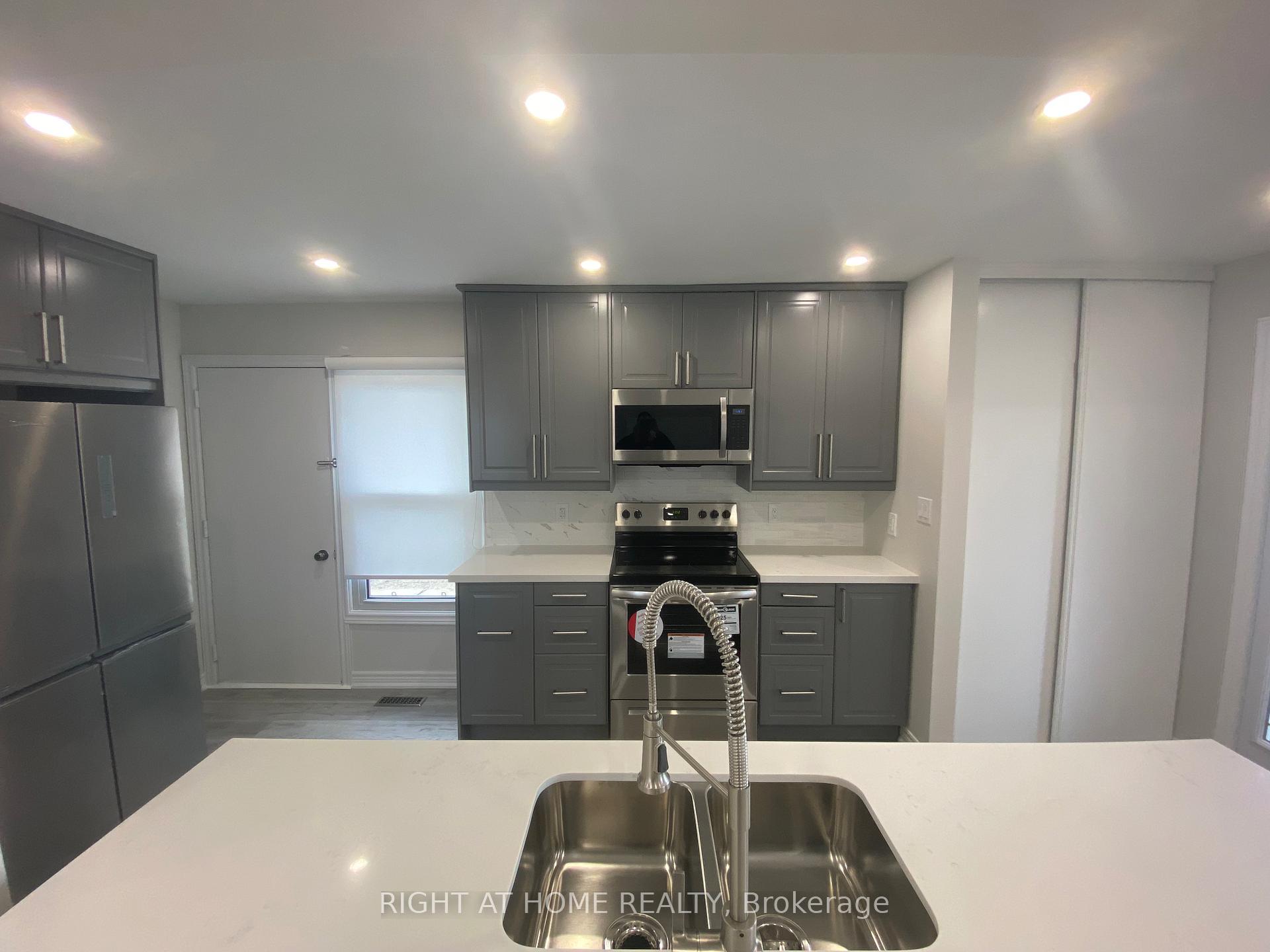 Photo 3 of 118 Avening Drive, Etobicoke, West Humber-Clairville — HOMEH