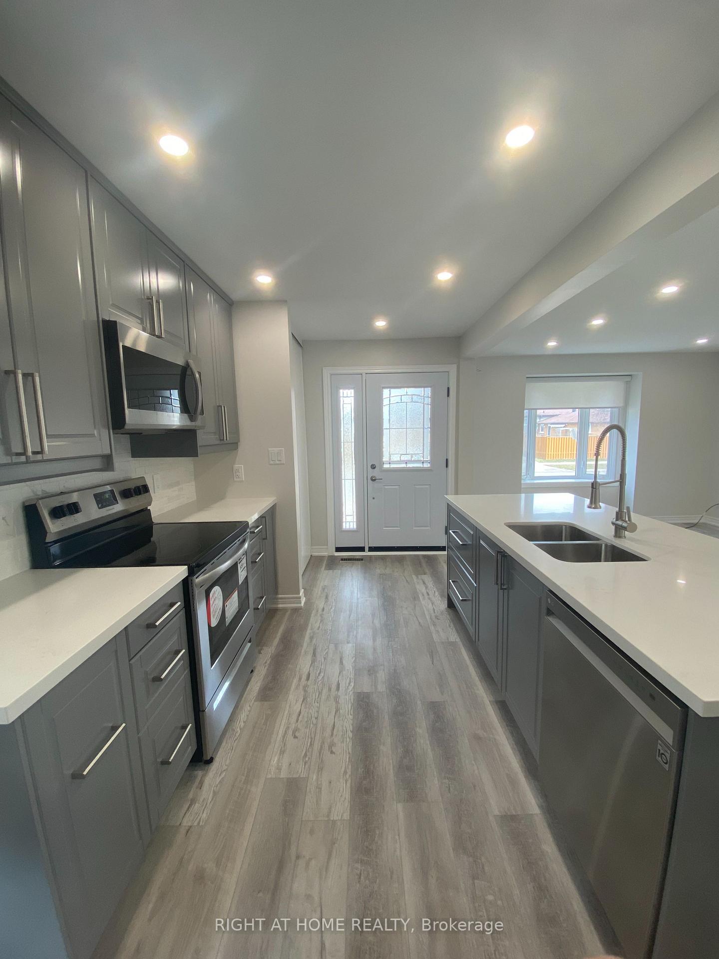 Photo 4 of 118 Avening Drive, Etobicoke, West Humber-Clairville — HOMEH
