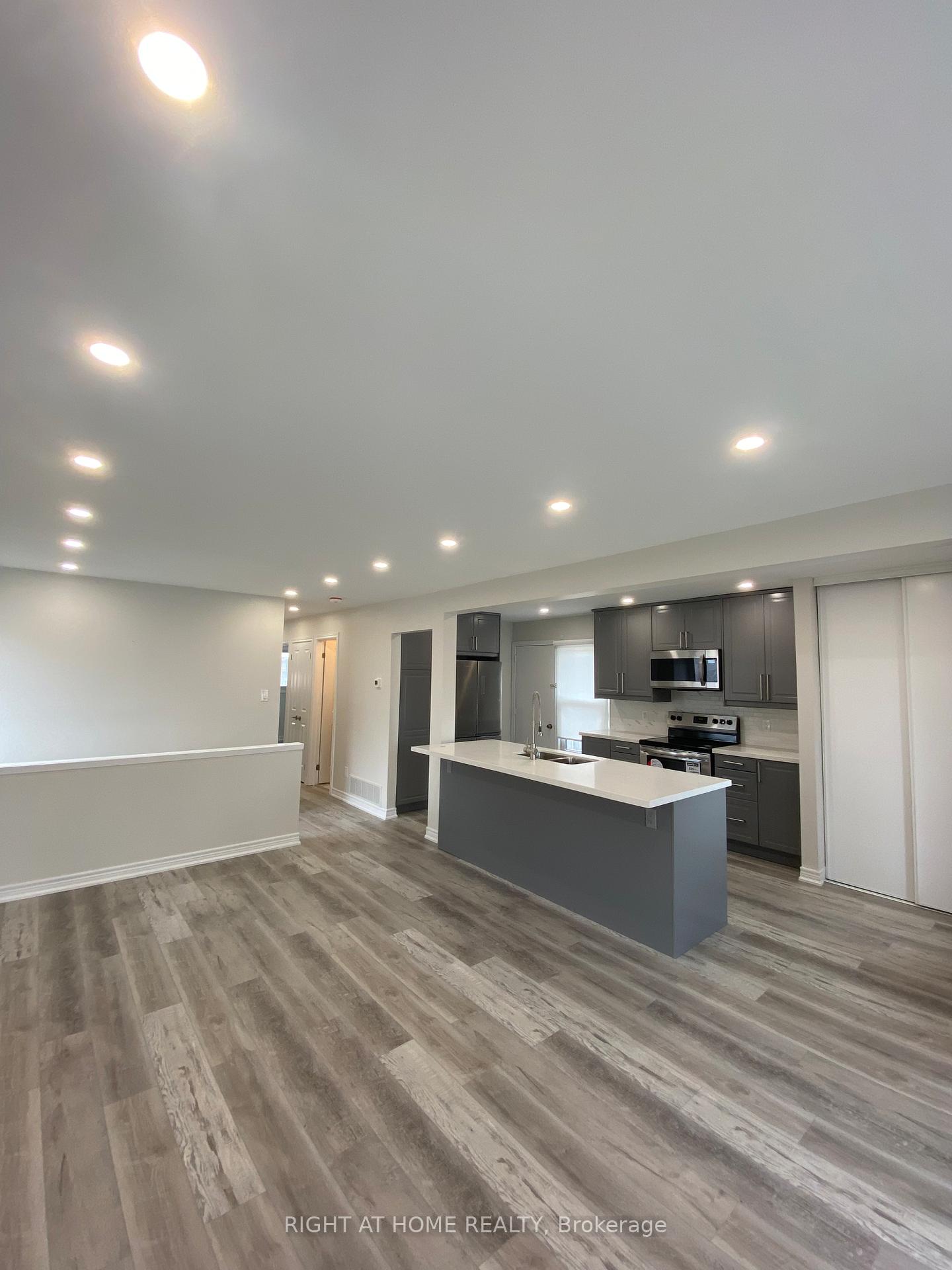 Photo 5 of 118 Avening Drive, Etobicoke, West Humber-Clairville — HOMEH
