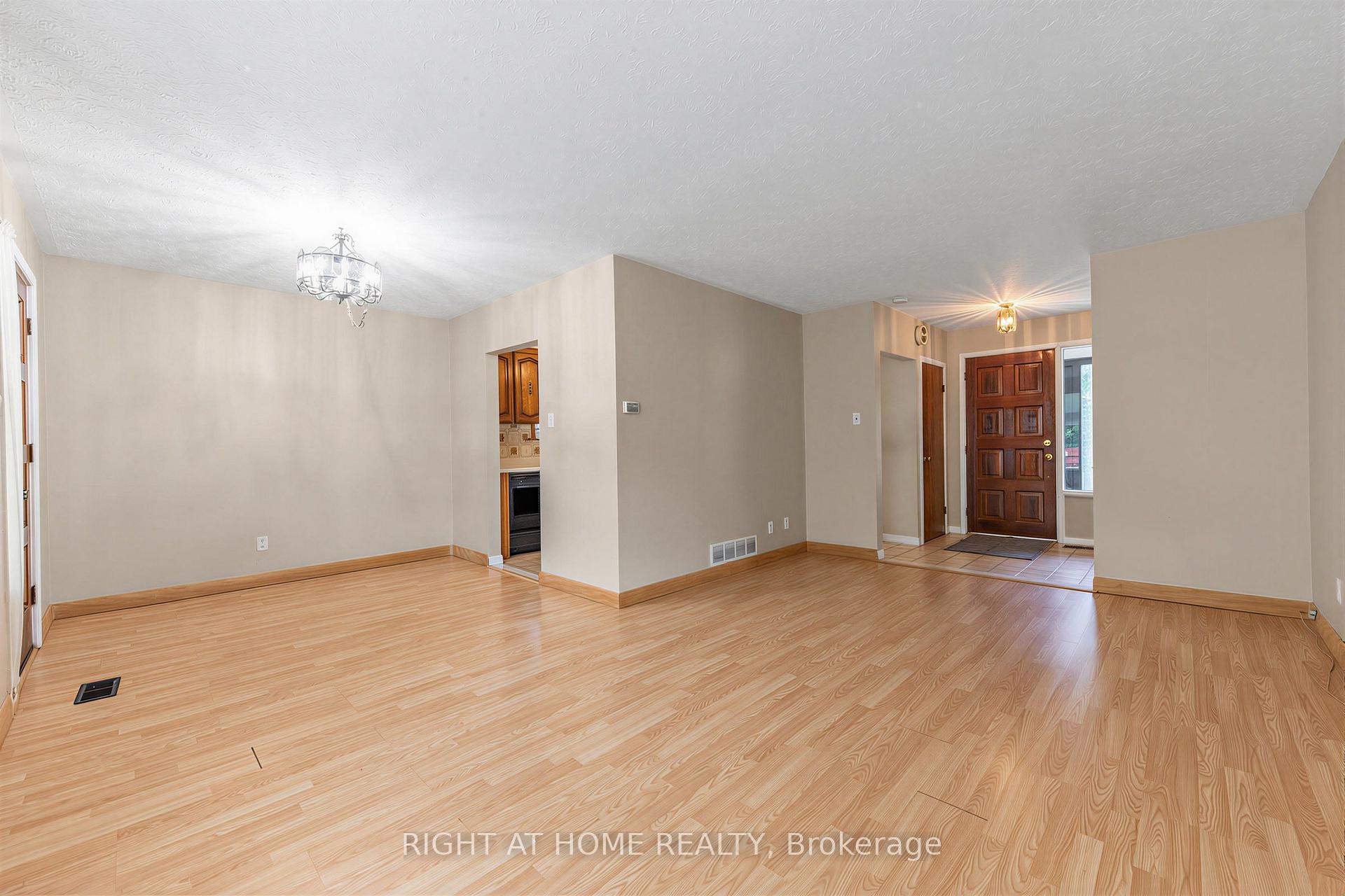 Photo 7 of 12 Candlewood Crescent, North York, York University Heights — HOMEH