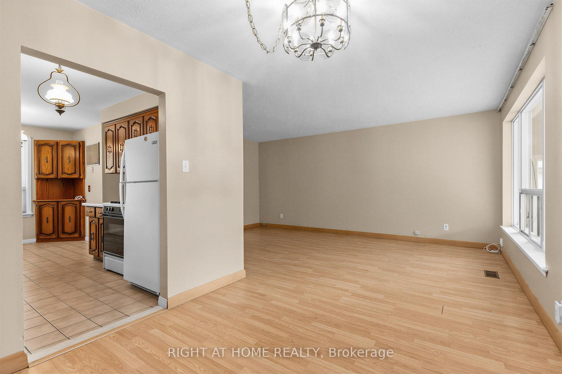 Photo 9 of 12 Candlewood Crescent, North York, York University Heights — HOMEH