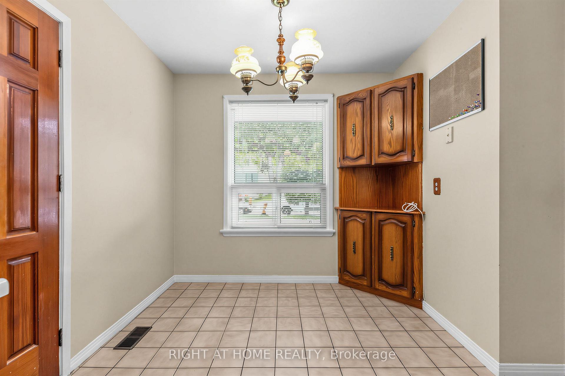 Photo 11 of 12 Candlewood Crescent, North York, York University Heights — HOMEH