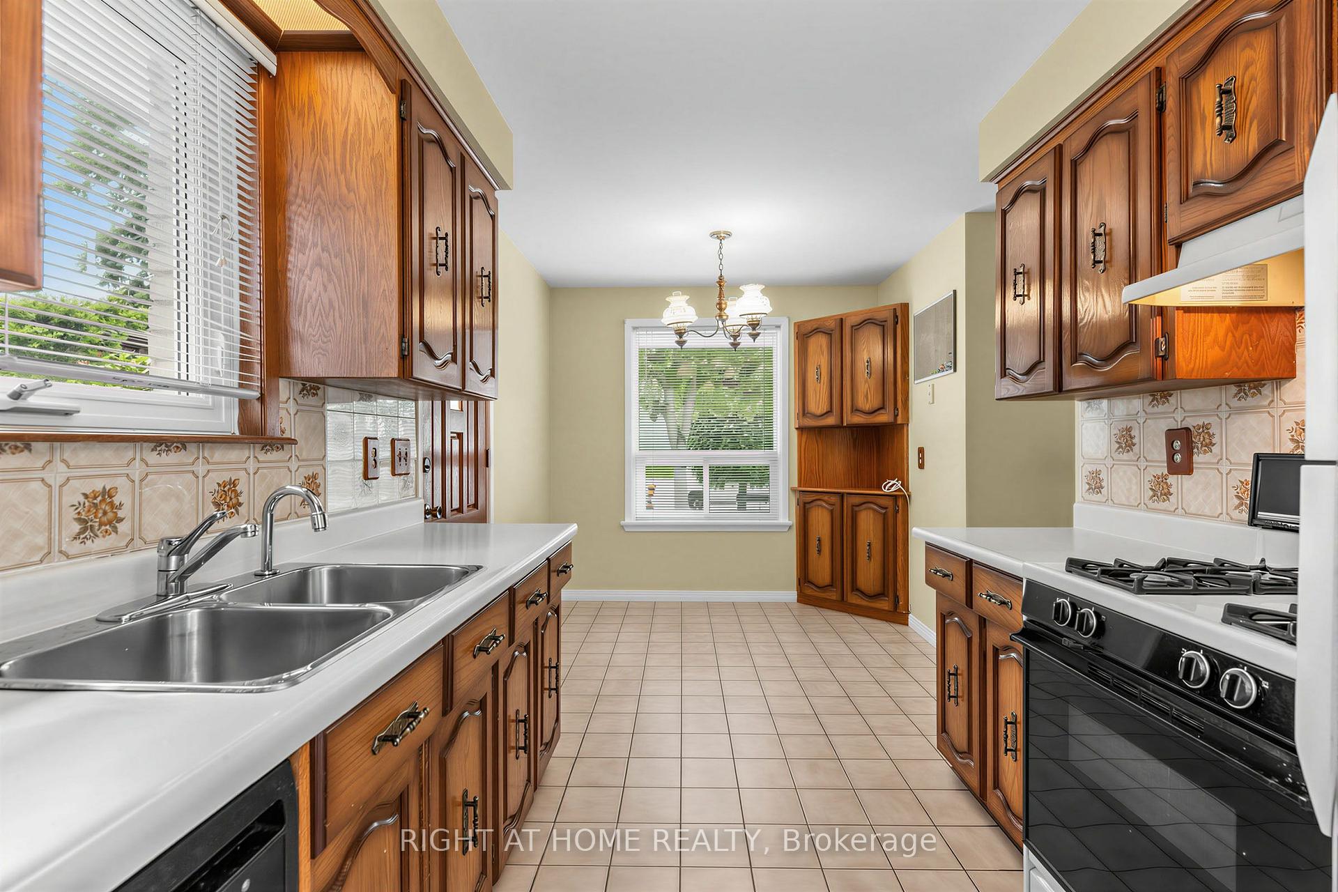 Photo 13 of 12 Candlewood Crescent, North York, York University Heights — HOMEH