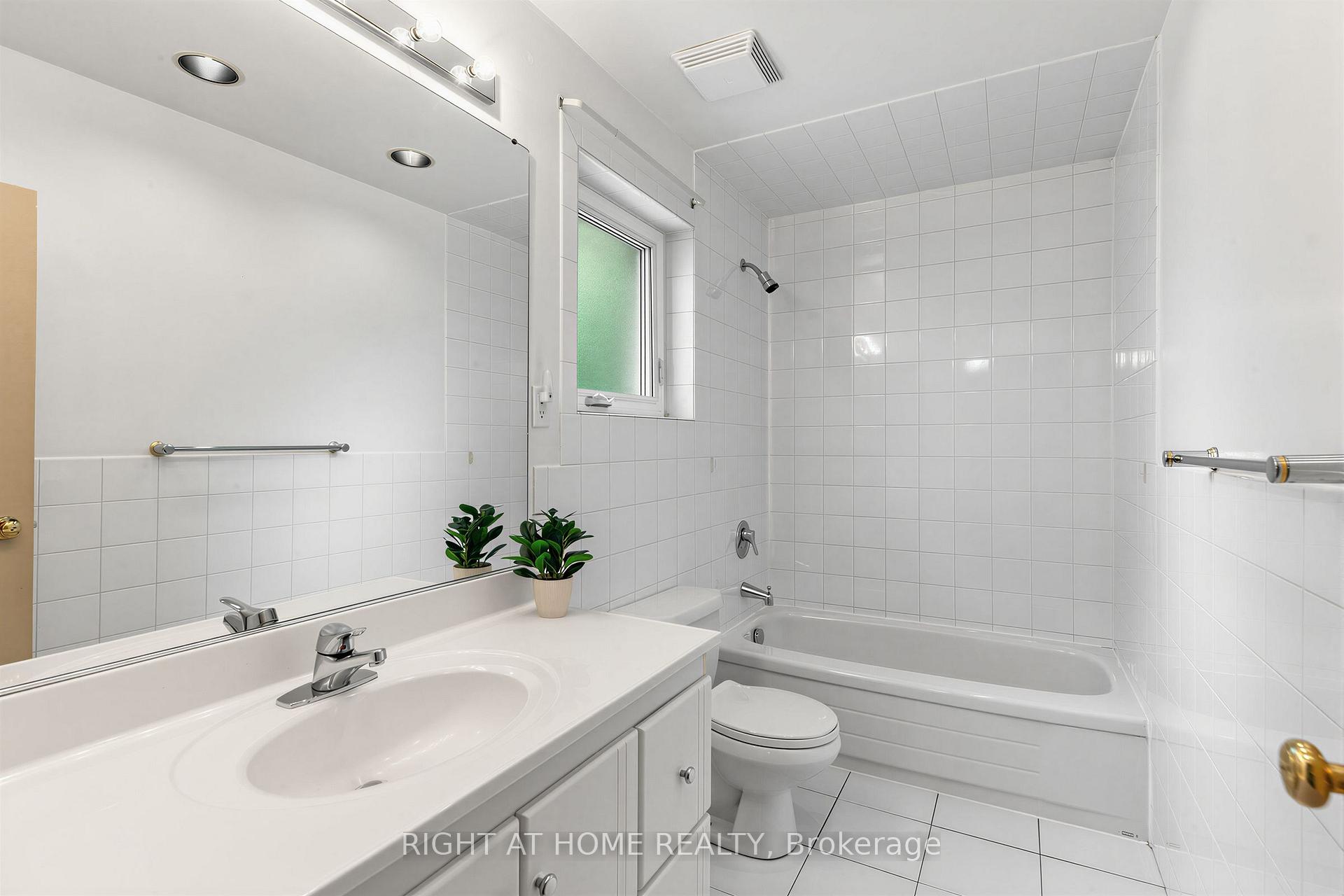 Photo 16 of 12 Candlewood Crescent, North York, York University Heights — HOMEH