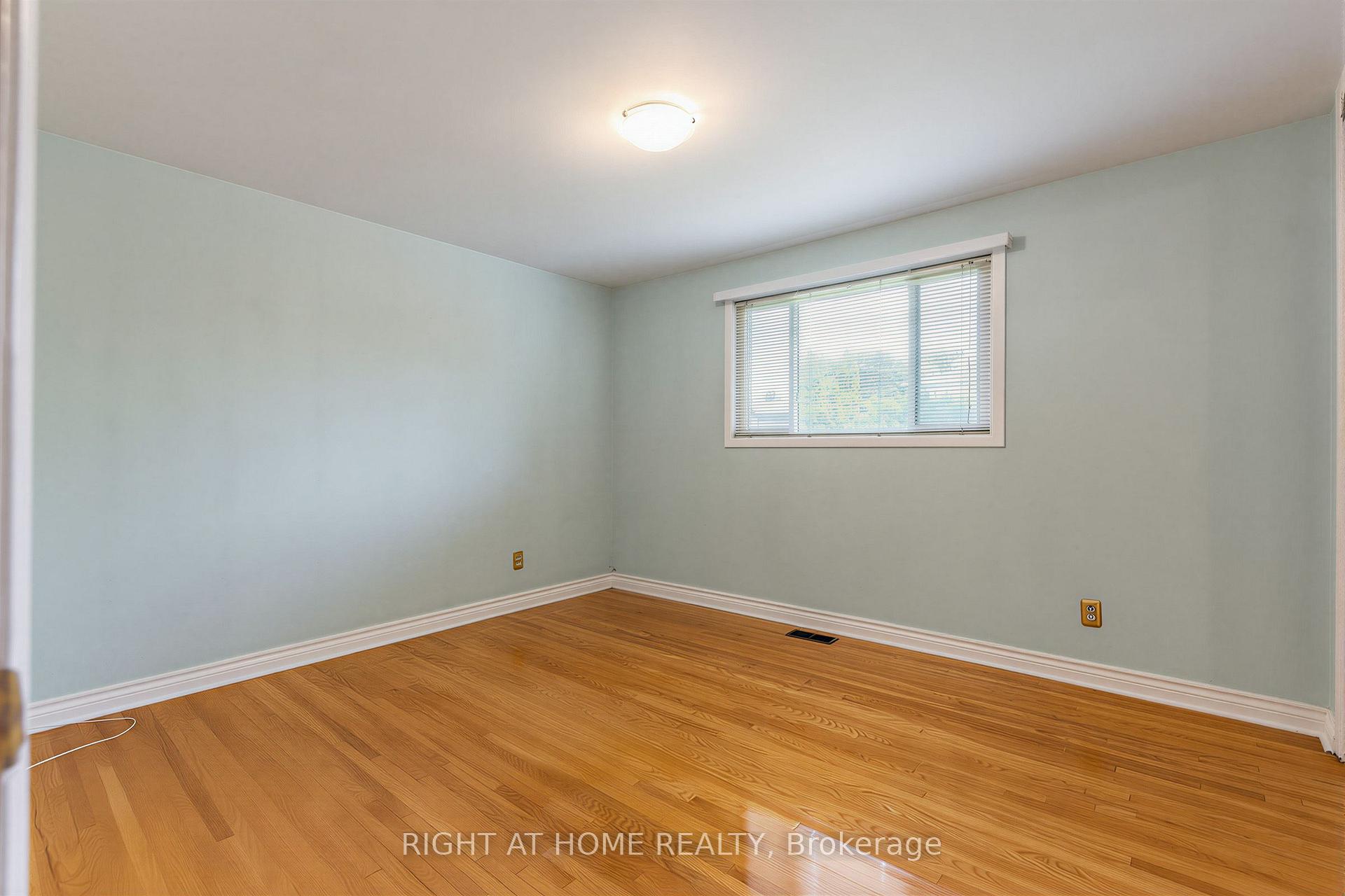 Photo 17 of 12 Candlewood Crescent, North York, York University Heights — HOMEH