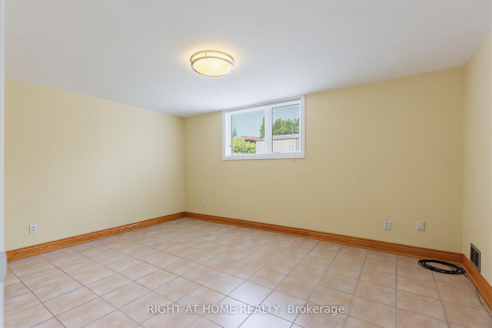 Photo 26 of 12 Candlewood Crescent, North York, York University Heights — HOMEH