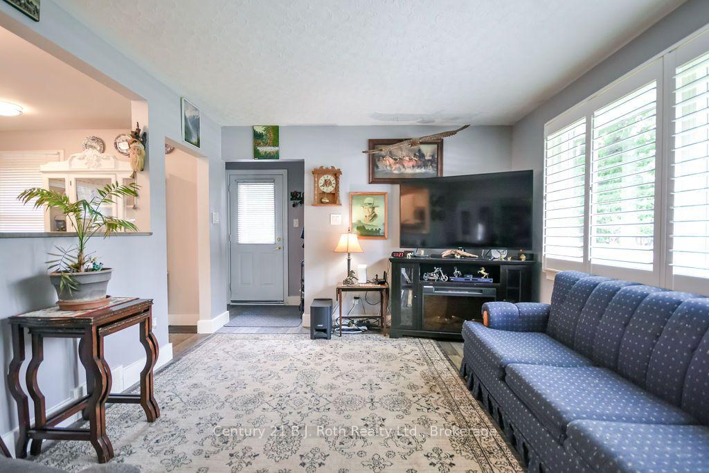 Photo 3 of 976 Yonge Street, Midland — HOMEH