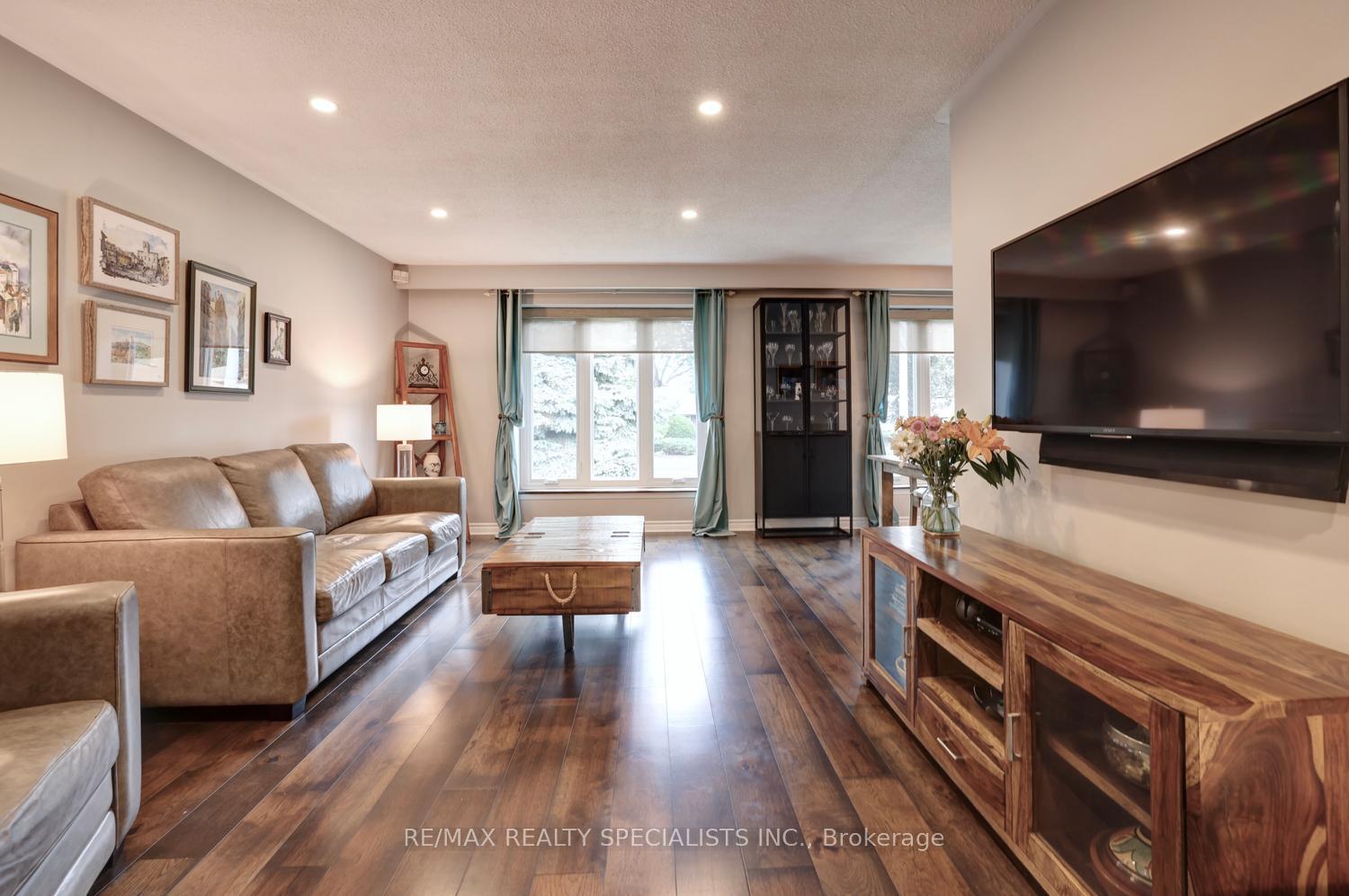 Photo 5 of 293 Louis Drive, Mississauga, Cooksville — HOMEH