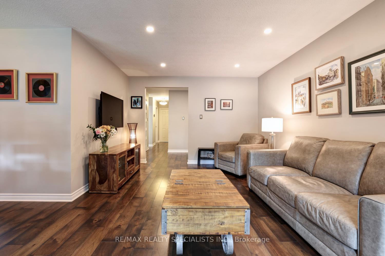 Photo 7 of 293 Louis Drive, Mississauga, Cooksville — HOMEH