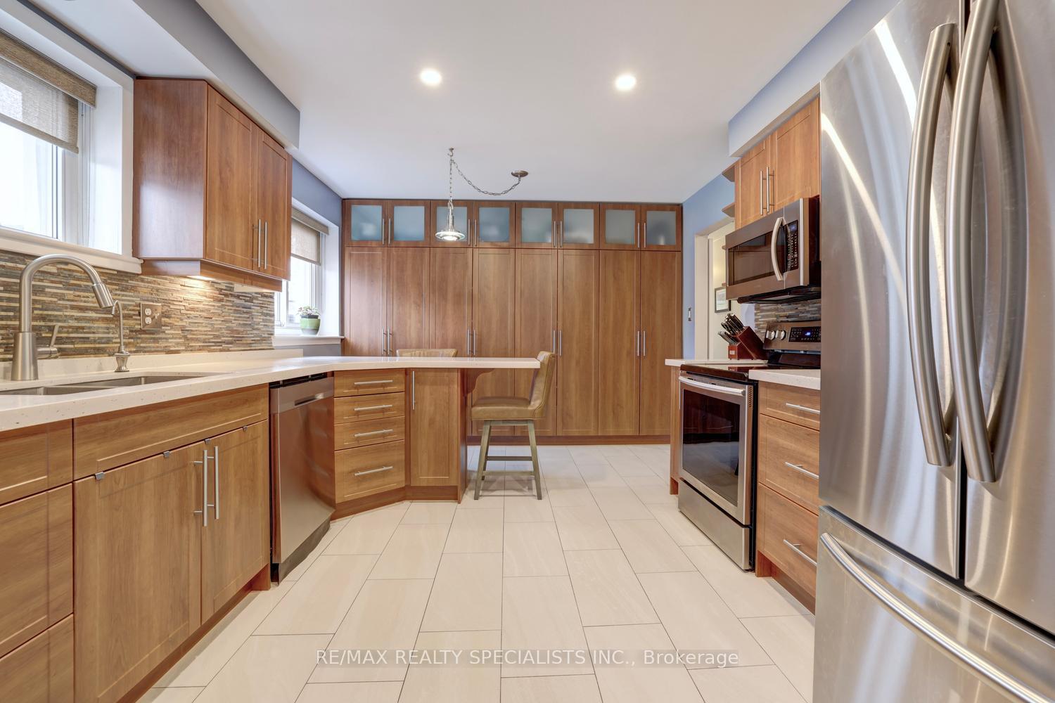 Photo 10 of 293 Louis Drive, Mississauga, Cooksville — HOMEH