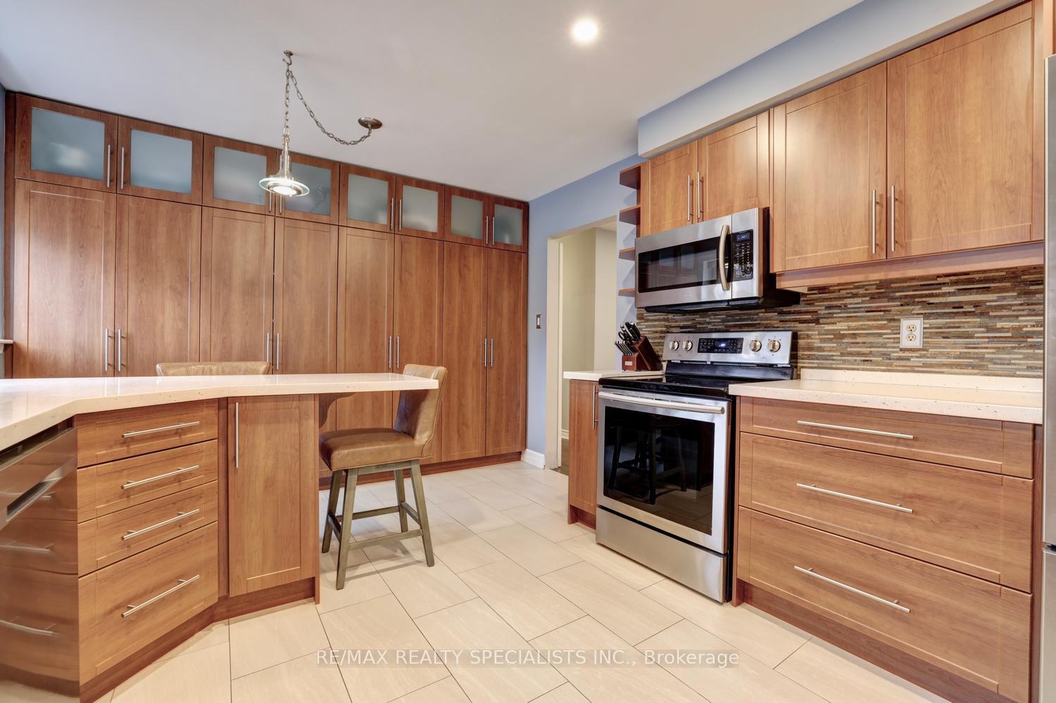 Photo 11 of 293 Louis Drive, Mississauga, Cooksville — HOMEH