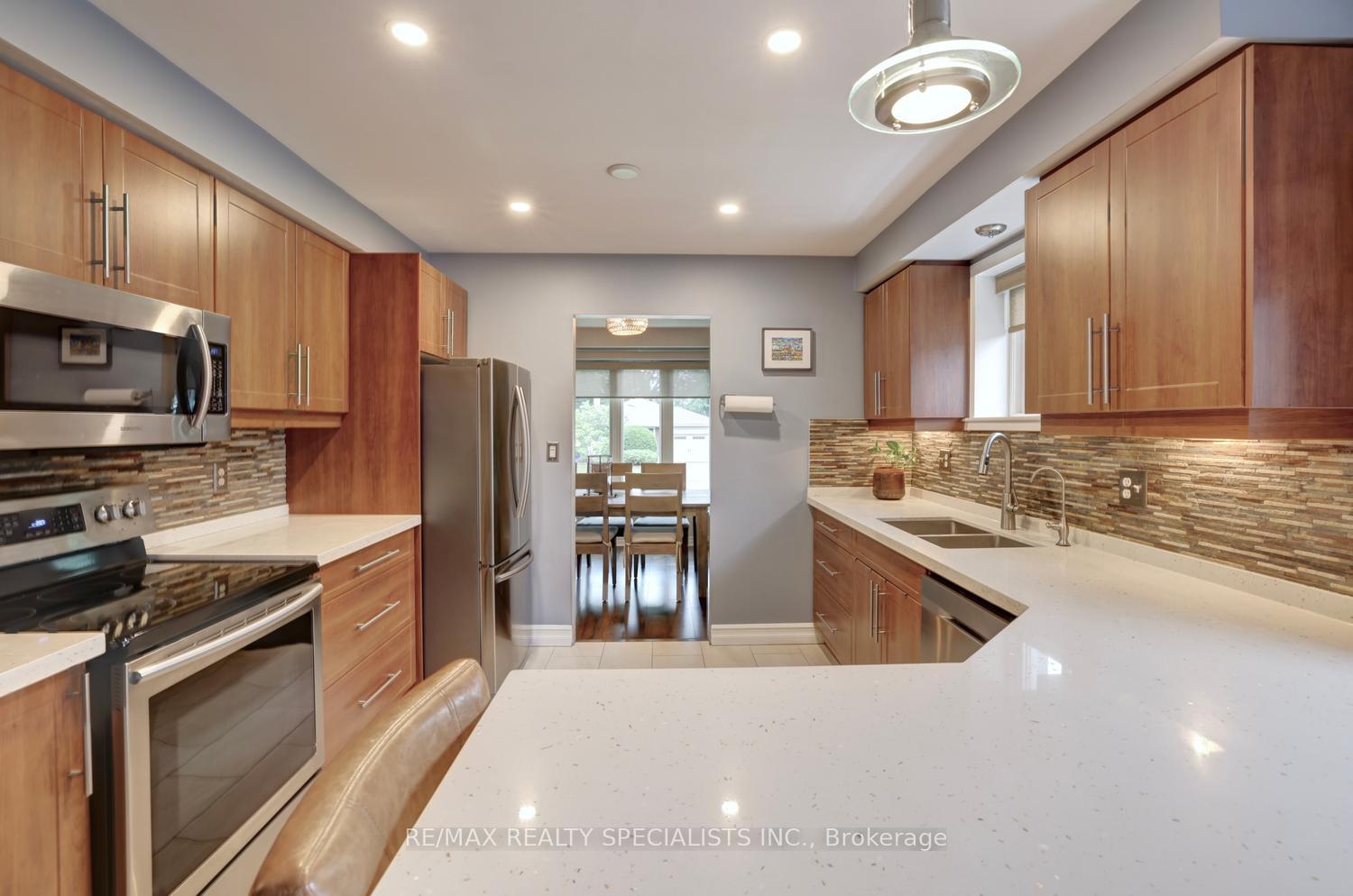Photo 12 of 293 Louis Drive, Mississauga, Cooksville — HOMEH