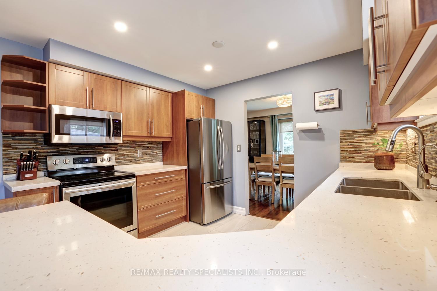 Photo 13 of 293 Louis Drive, Mississauga, Cooksville — HOMEH