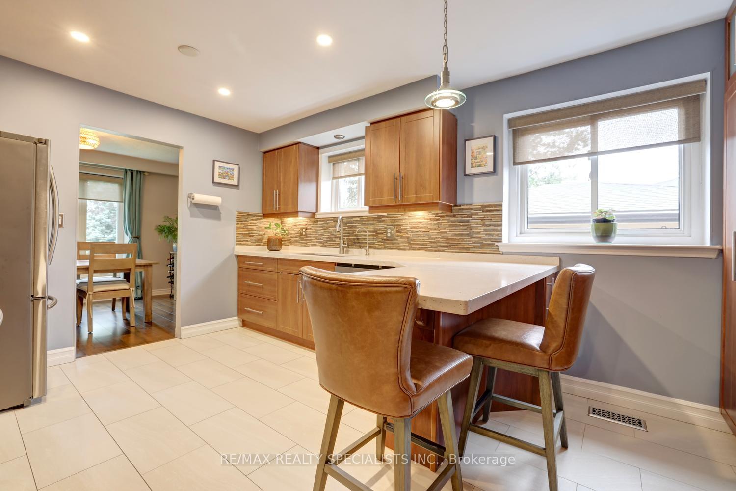 Photo 14 of 293 Louis Drive, Mississauga, Cooksville — HOMEH