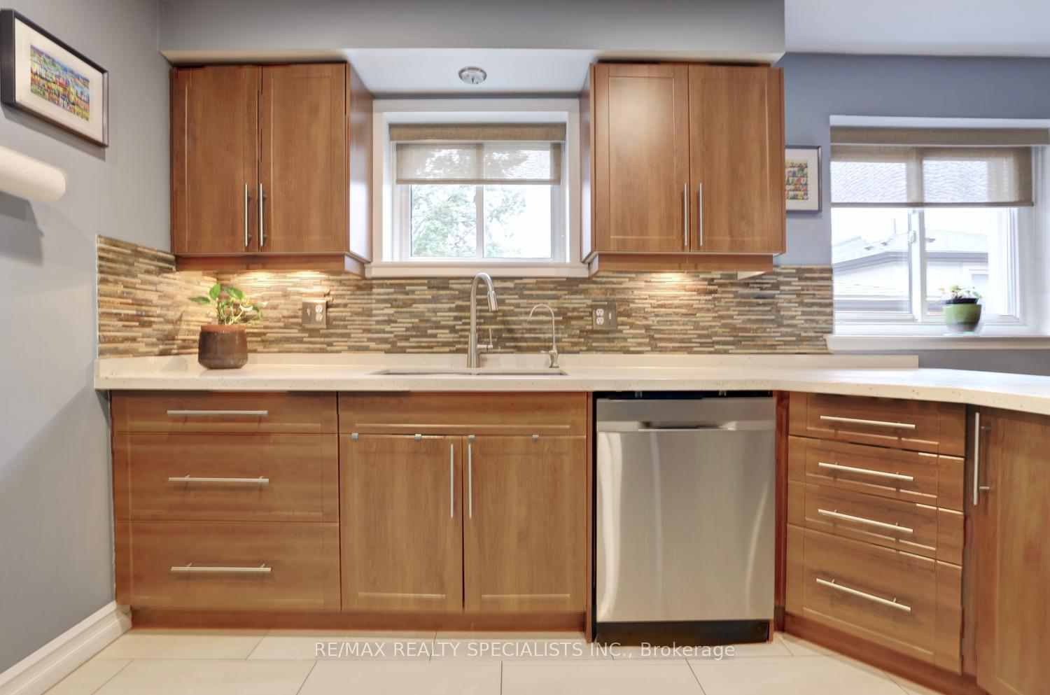 Photo 16 of 293 Louis Drive, Mississauga, Cooksville — HOMEH
