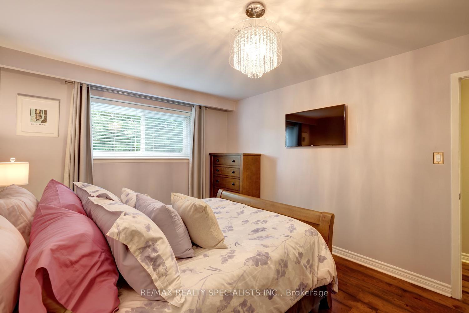 Photo 18 of 293 Louis Drive, Mississauga, Cooksville — HOMEH