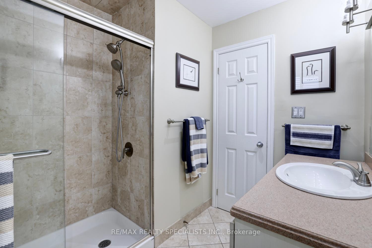 Photo 20 of 293 Louis Drive, Mississauga, Cooksville — HOMEH