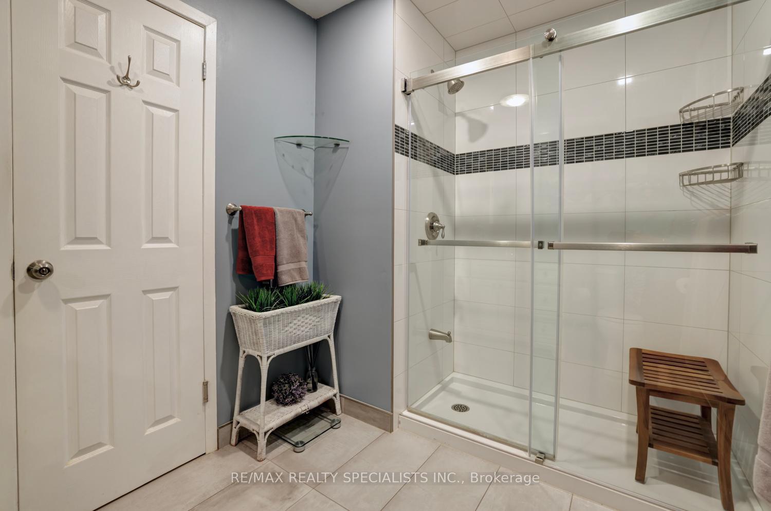 Photo 35 of 293 Louis Drive, Mississauga, Cooksville — HOMEH