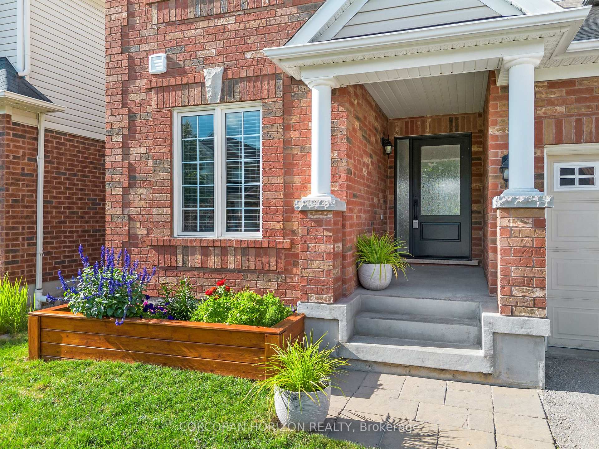 Photo 3 of 32 Chase Crescent, Cambridge, Silver Heights — HOMEH