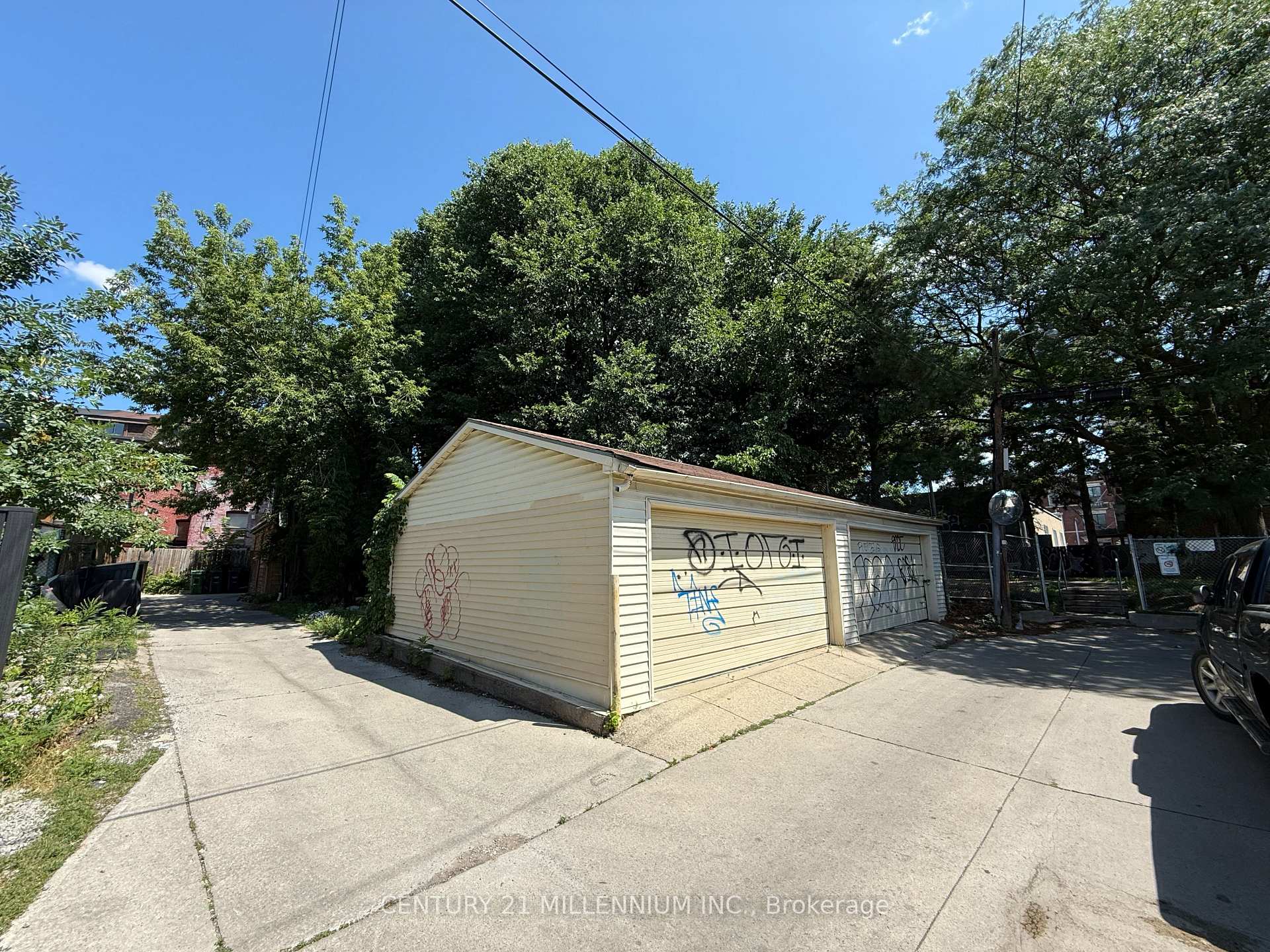 Photo 2 of 275R Lansdowne Avenue, Toronto, Little Portugal — HOMEH