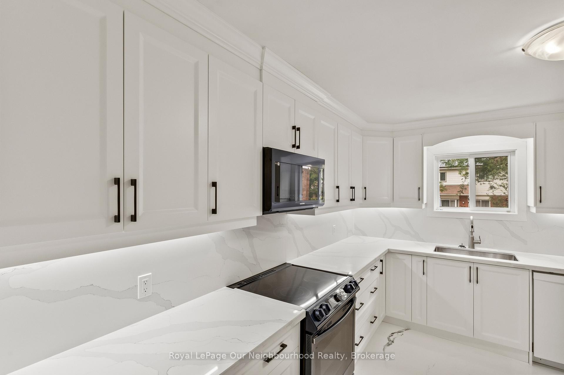 Photo 2 of 56 Glenabbey Drive, Clarington, Courtice — HOMEH