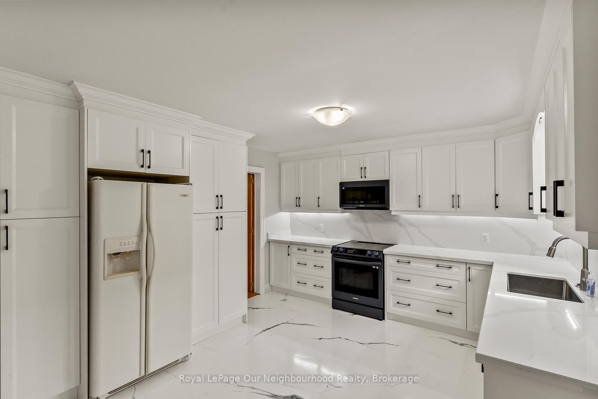 Photo 3 of 56 Glenabbey Drive, Clarington, Courtice — HOMEH