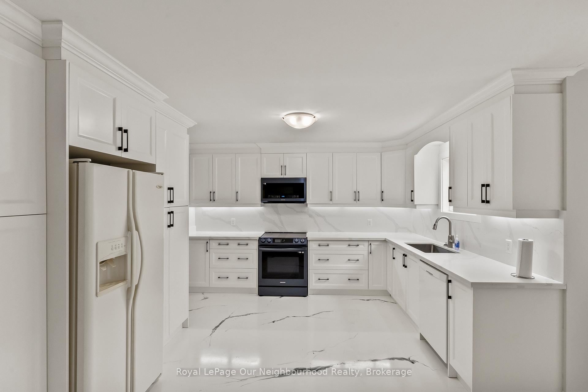 Photo 4 of 56 Glenabbey Drive, Clarington, Courtice — HOMEH