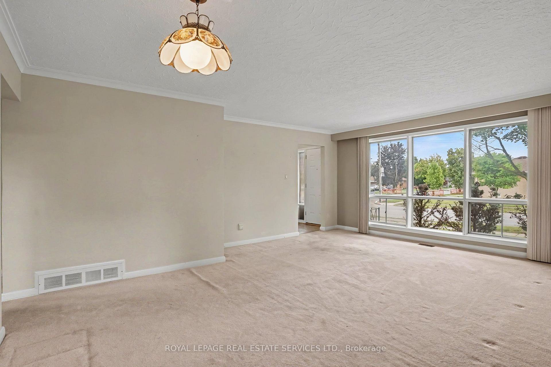 Photo 3 of 110 Celestine Drive, Etobicoke, Willowridge-Martingrove-Richview — HOMEH