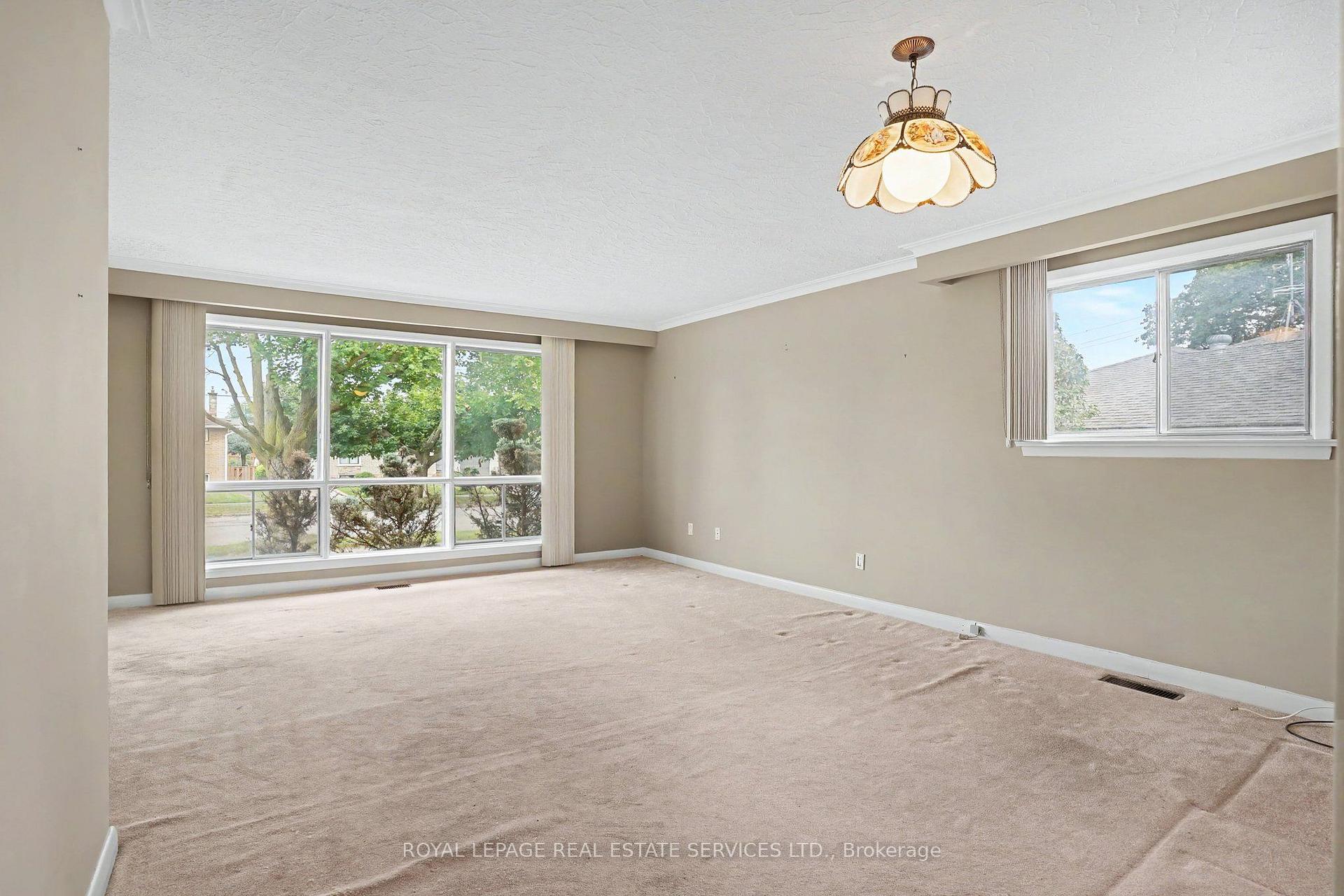 Photo 4 of 110 Celestine Drive, Etobicoke, Willowridge-Martingrove-Richview — HOMEH