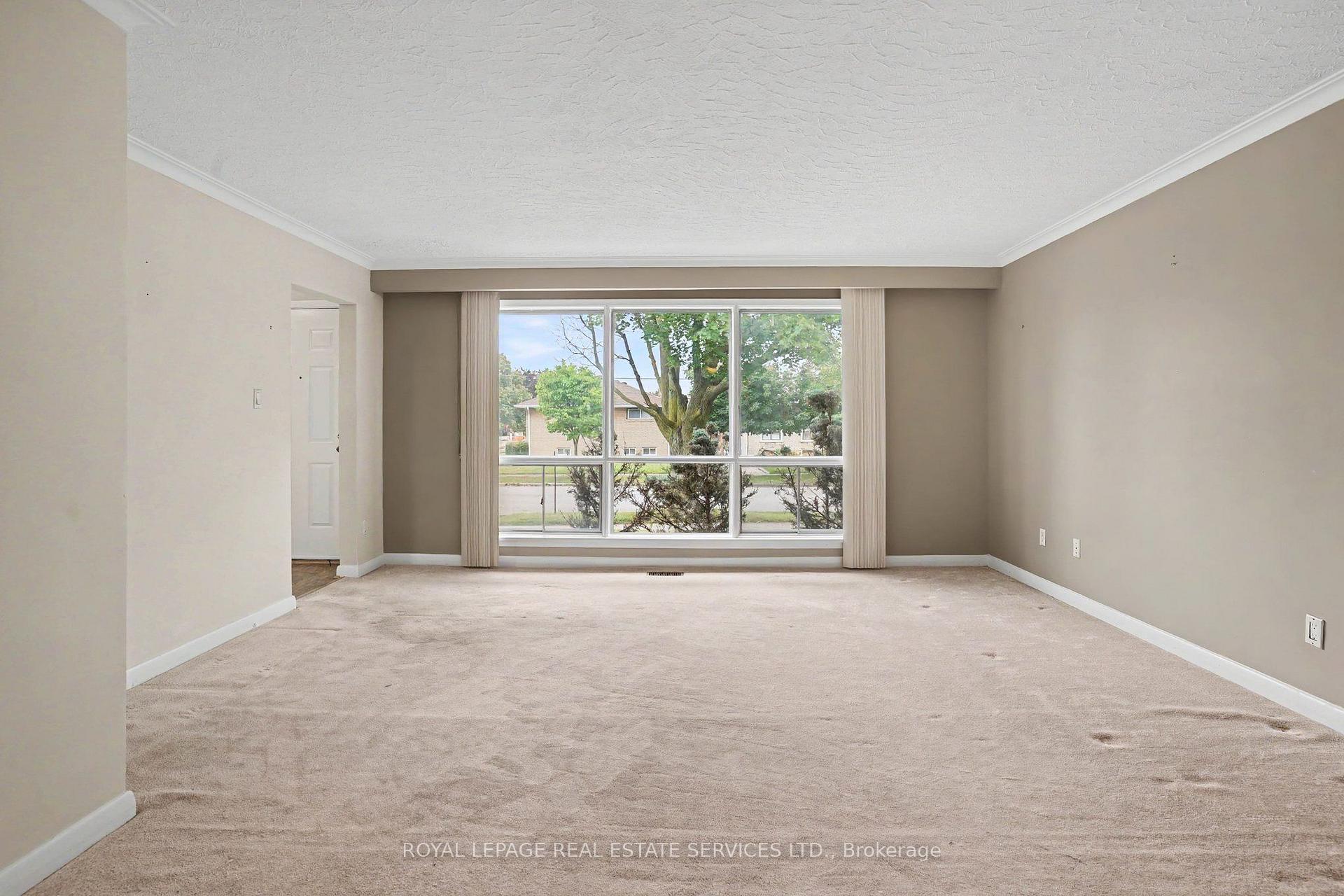 Photo 5 of 110 Celestine Drive, Etobicoke, Willowridge-Martingrove-Richview — HOMEH