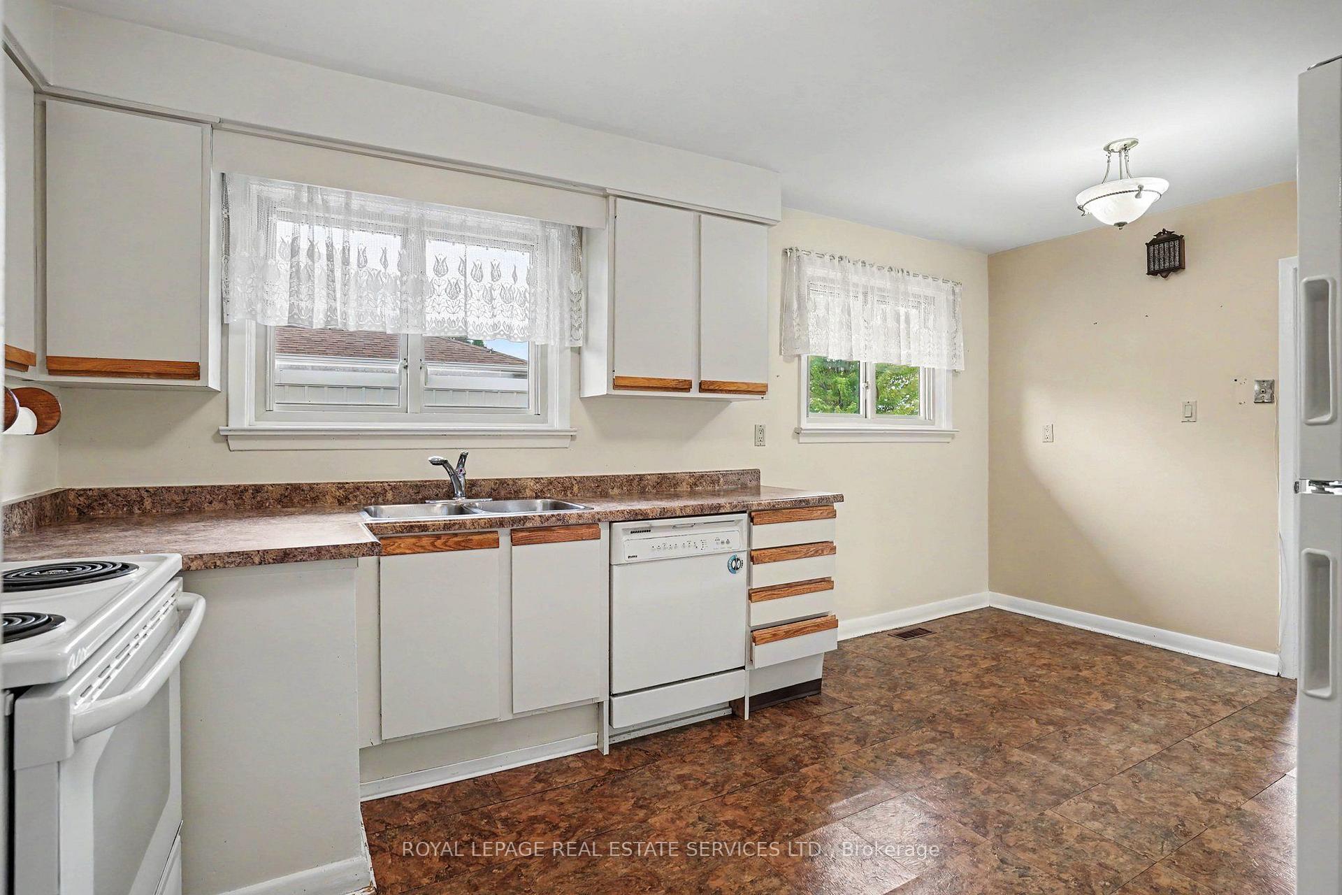Photo 6 of 110 Celestine Drive, Etobicoke, Willowridge-Martingrove-Richview — HOMEH