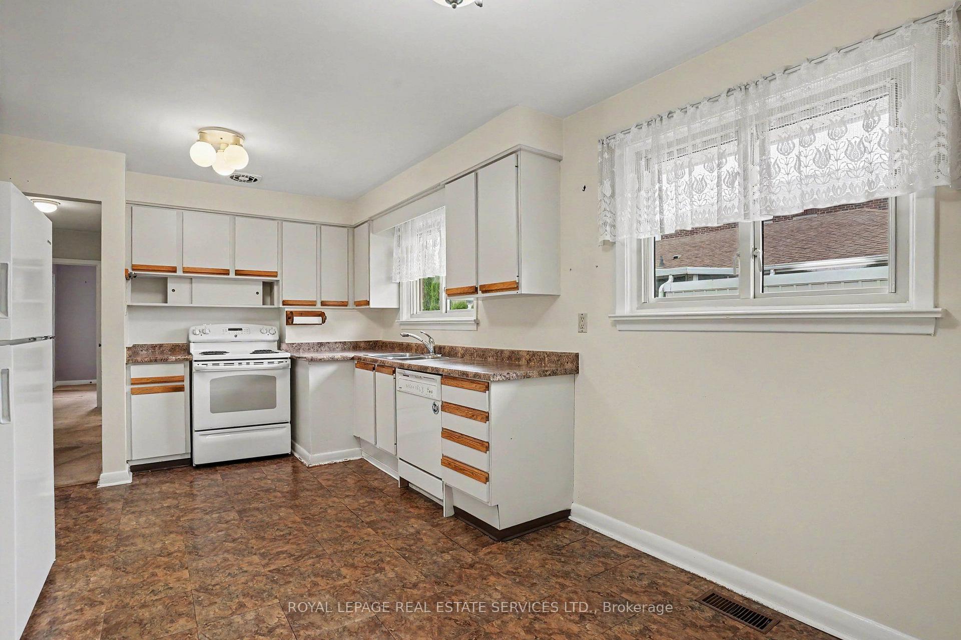 Photo 9 of 110 Celestine Drive, Etobicoke, Willowridge-Martingrove-Richview — HOMEH