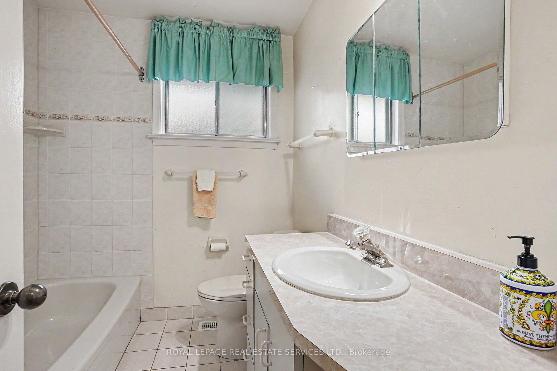 Photo 20 of 110 Celestine Drive, Etobicoke, Willowridge-Martingrove-Richview — HOMEH