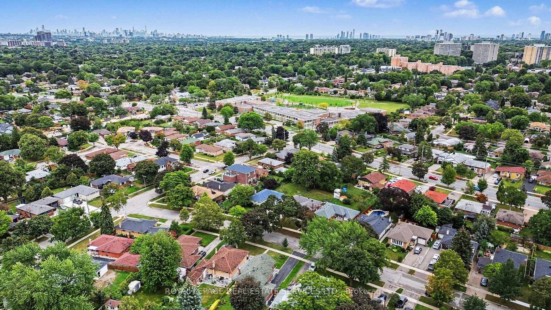 Photo 34 of 110 Celestine Drive, Etobicoke, Willowridge-Martingrove-Richview — HOMEH