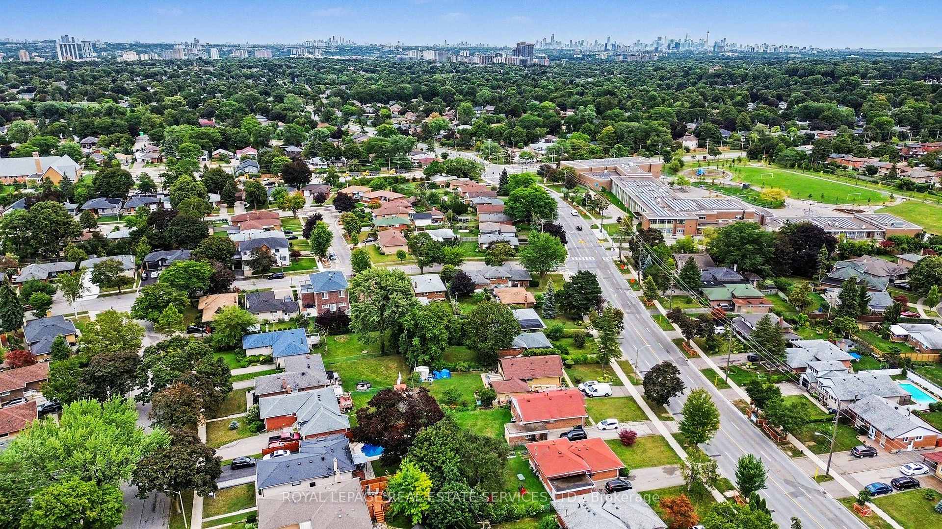 Photo 35 of 110 Celestine Drive, Etobicoke, Willowridge-Martingrove-Richview — HOMEH