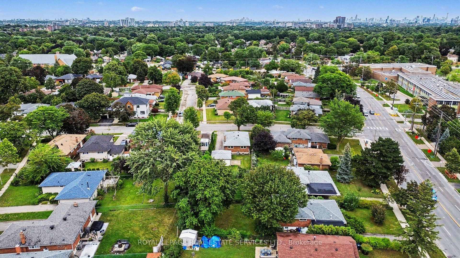 Photo 36 of 110 Celestine Drive, Etobicoke, Willowridge-Martingrove-Richview — HOMEH