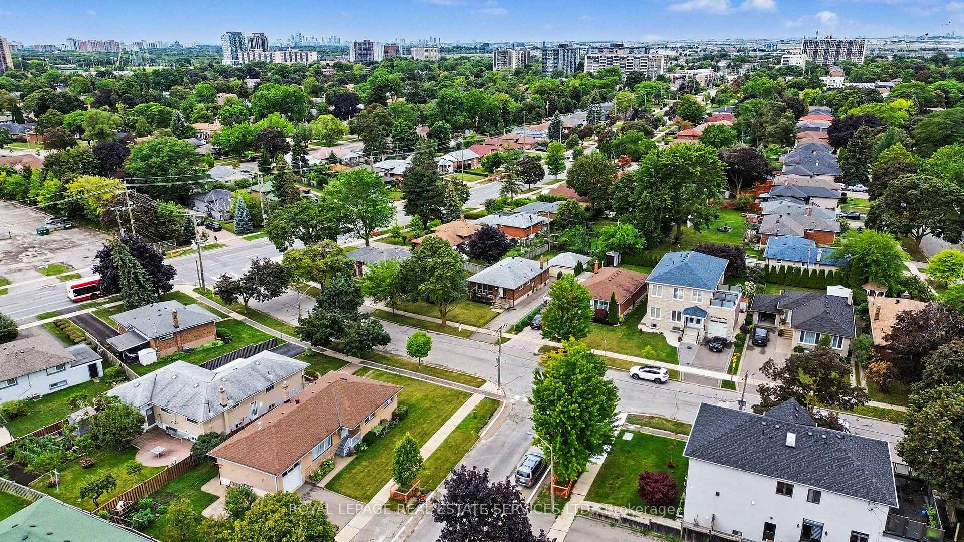 Photo 39 of 110 Celestine Drive, Etobicoke, Willowridge-Martingrove-Richview — HOMEH