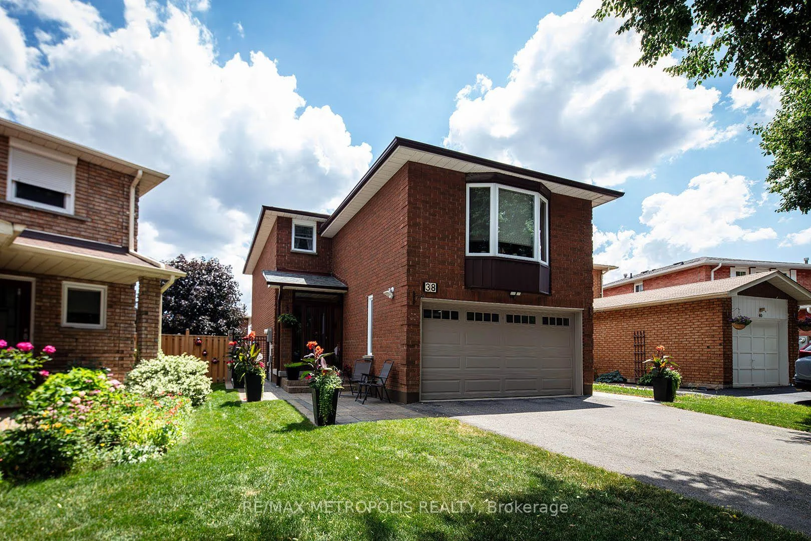 Photo 5 of 38 Langholm Court, Brampton, Heart Lake West — HOMEH