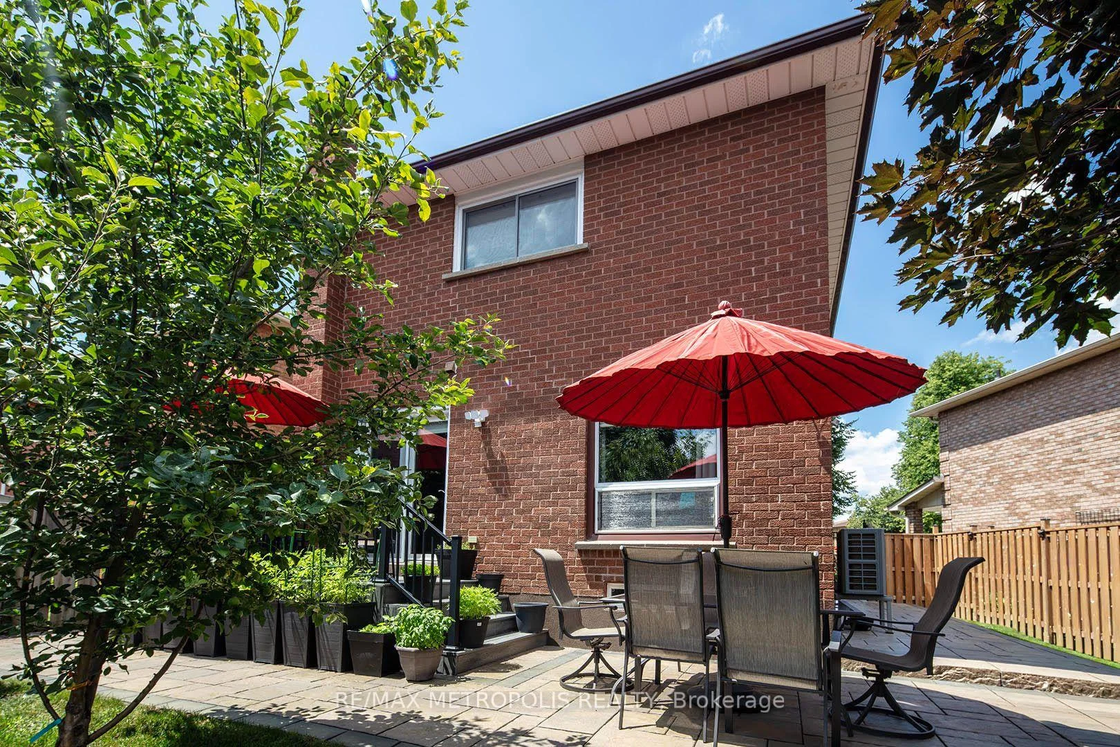 Photo 8 of 38 Langholm Court, Brampton, Heart Lake West — HOMEH